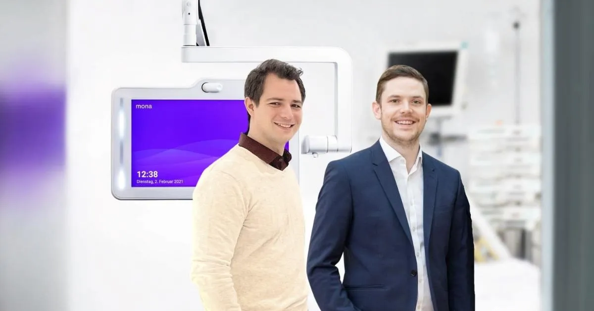 Alexander Schwarz and Felix Promesberger with the Mona medical assistant device